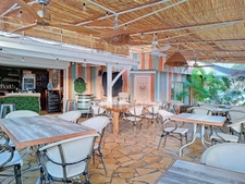 À VENDRE EN EXCLUSIVITÉ RESTAURANT FACE À LA MARINA D'OYSTER POND AVEC LICENCE IV, SAINT-MARTIN (97150)