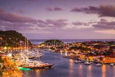 APPARTEMENT D'EXCEPTION À VENDRE À GUSTAVIA AVEC VUE SUR L'ICONIQUE PORT DE SAINT-BARTHÉLEMY (97133)   
