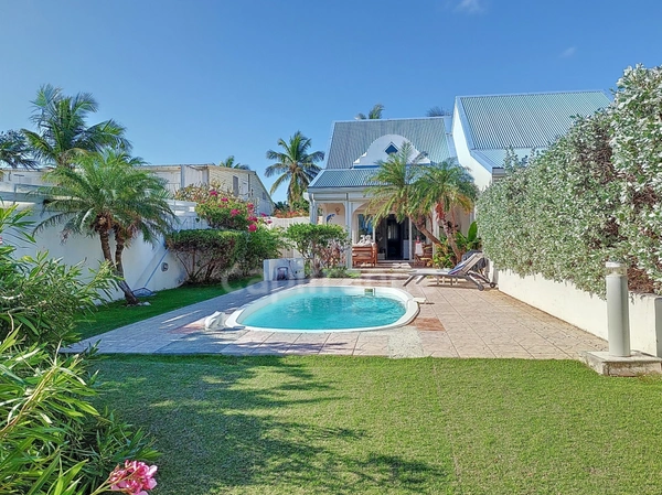 EN EXCLUSIVITÉ À VENDRE MAISON DE VILLE VUE MER  AVEC PISCINE ET JARDIN SUR OYSTER POND, SAINT-MARTIN (97150)