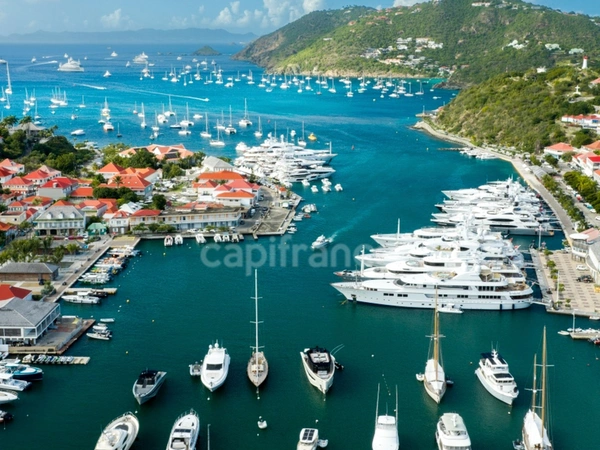 APPARTEMENT D'EXCEPTION À VENDRE À GUSTAVIA AVEC VUE SUR L'ICONIQUE PORT DE SAINT-BARTHÉLEMY (97133)   
