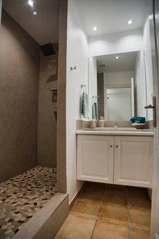 EN EXCLUSIVITÉ APPARTEMENT ÉLÉGANT ET RÉNOVÉ AU COEUR DE LA BAIE ORIENTALE, SAINT-MARTIN (97150)
