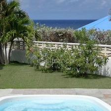 EN EXCLUSIVITÉ À VENDRE MAISON DE VILLE VUE MER  AVEC PISCINE ET JARDIN SUR OYSTER POND, SAINT-MARTIN (97150)