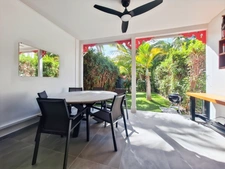 À VENDRE CONFORTABLE MAISON MITOYENNE 2 CHAMBRES SUR LE PARC DE LA BAIE ORIENTALE, SAINT-MARTIN (97150)