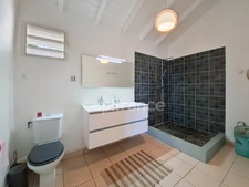 VILLA À VENDRE 3 CHAMBRES + STUDIO AVEC VUE MER ET PISCINE SUR OYSTER POND, SAINT-MARTIN (97150)