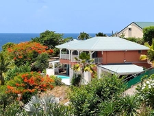 VILLA À VENDRE 3 CHAMBRES + STUDIO AVEC VUE MER ET PISCINE SUR OYSTER POND, SAINT-MARTIN (97150)