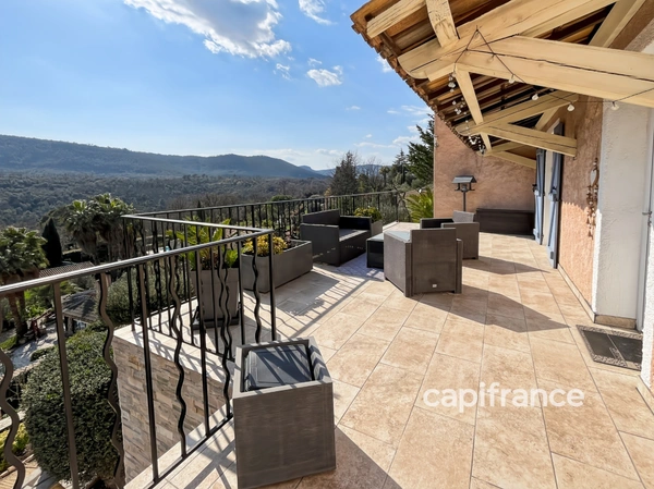 Villa de charme avec vue panoramique et piscine - 7 pièces - BAGNOLS EN FORET (83)
