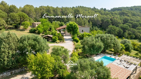 Grande Bastide Provençale - 10 pièces - terrain de 1.4 ha avec piscine, pool house et dépendances - BAGNOLS EN FORET (83)