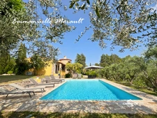Property for sale 8 rooms with swimming pool and large park in BAGNOLS EN FORET (83)