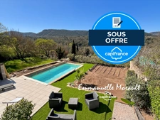 Maison de village avec jardinet et piscine à BAGNOLS EN FORET (83)
