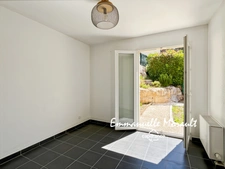 Mazet de 64 m2 - 3 pièces avec jardin - à vendre à BAGNOLS EN FORET (83)
