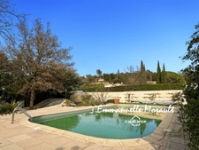 Villa de plain-pied avec piscine à BAGNOLS EN FORET (83)