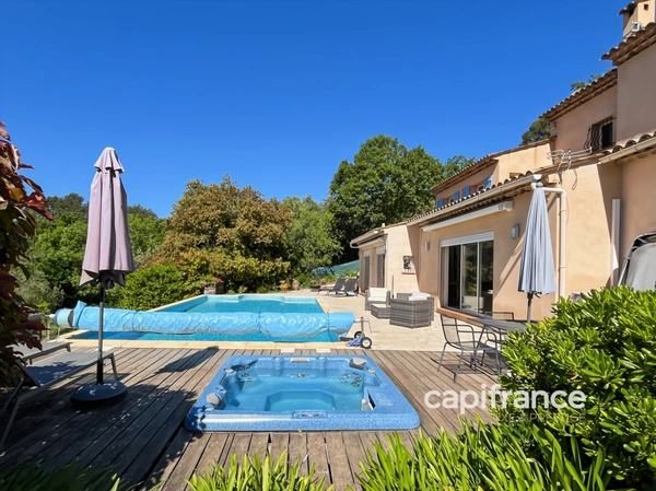 Villa avec piscine - 6 pièces - BAGNOLS EN FORET (83)