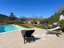 Maison de village avec jardinet et piscine à BAGNOLS EN FORET (83)