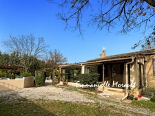 Villa de plain-pied avec piscine à BAGNOLS EN FORET (83)