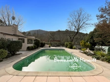 Villa de plain-pied avec piscine à BAGNOLS EN FORET (83)