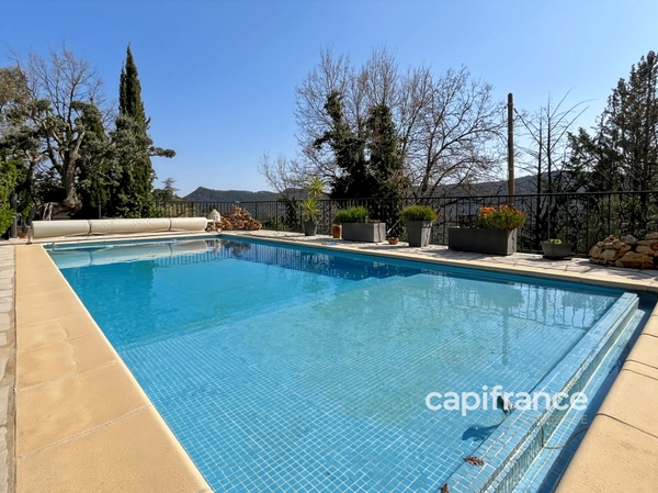 Villa de charme avec vue panoramique et piscine - 7 pièces - BAGNOLS EN FORET (83)