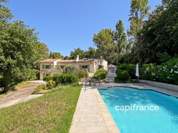 Villa à vendre 7 pièces avec piscine à BAGNOLS EN FORET (83)