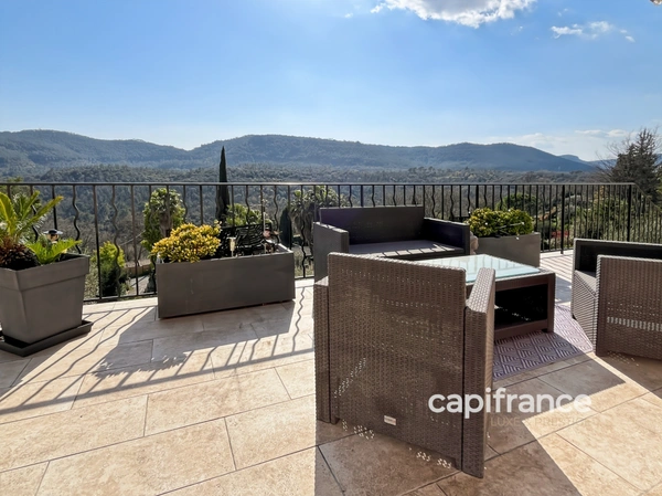 Villa de charme avec vue panoramique et piscine - 7 pièces - BAGNOLS EN FORET (83)