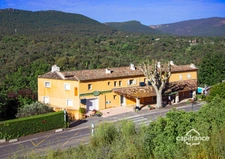 Maison d'hôtes de charme avec piscine à vendre à BAGNOLS EN FORET (83)
