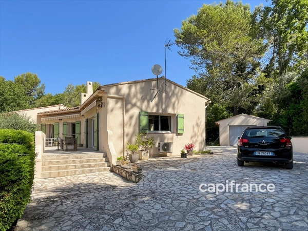 Villa à vendre 7 pièces avec piscine à BAGNOLS EN FORET (83)