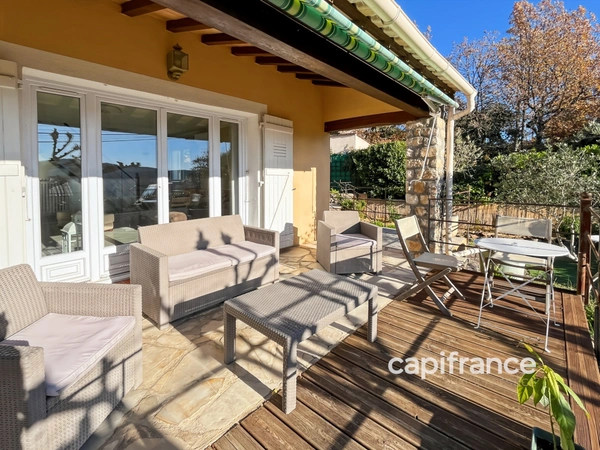 Belle villa provençale rénovée avec vue sur les collines  à BAGNOLS EN FORET (83)