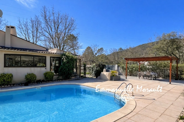 Villa de plain-pied avec piscine à BAGNOLS EN FORET (83)