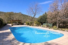 Villa de plain-pied avec piscine à BAGNOLS EN FORET (83)