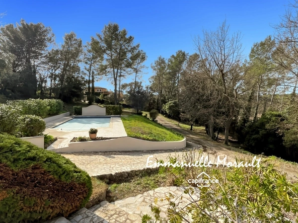 Villa à vendre 7 pièces avec piscine à BAGNOLS EN FORET (83)