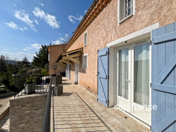 Villa de charme avec vue panoramique et piscine - 7 pièces - BAGNOLS EN FORET (83)
