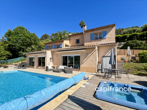 Villa avec piscine - 6 pièces - BAGNOLS EN FORET (83)