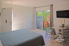 Maison d'hôtes de charme avec piscine à vendre à BAGNOLS EN FORET (83)