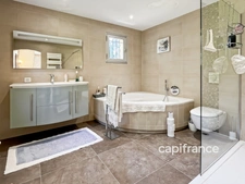 Villa à vendre 7 pièces avec piscine à BAGNOLS EN FORET (83)