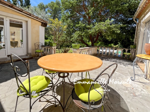 Villa provençale de plain-pied avec 4 chambres et piscine à Bagnols-en-Forêt
