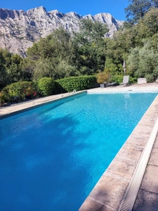 Exceptional view of Sainte-Victoire, large grounds and natural surroundings just minutes from Aix-en-Provence.