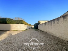 A Eyguières belle villa de plain pied de 150 m2, familiale et économe DPE AA, rénovée, 4 chambres + dépendance, terrain clos de 900m2 , piscine et garage.