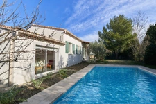 Centre d'Eyguières belle villa de plain pied de 150 m2, familiale et économe, rénovée, 4 chambres+ dépendance, terrain clos de 900m2 , piscine et garage.