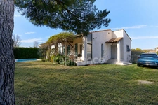 A Eyguières belle villa de plain pied de 150 m2, familiale et économe DPE AA, rénovée, 4 chambres + dépendance, terrain clos de 900m2 , piscine et garage.