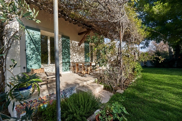 A Eyguières belle villa de plain pied de 150 m2, familiale et économe DPE AA, rénovée, 4 chambres + dépendance, terrain clos de 900m2 , piscine et garage.