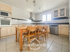 A Eyguières belle villa de plain pied de 150 m2, familiale et économe DPE AA, rénovée, 4 chambres + dépendance, terrain clos de 900m2 , piscine et garage.
