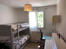 Centre d'Eyguières belle villa de plain pied de 150 m2, familiale et économe, rénovée, 4 chambres+ dépendance, terrain clos de 900m2 , piscine et garage.