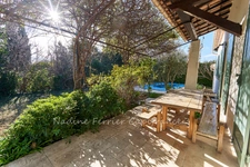 Centre d'Eyguières belle villa de plain pied de 150 m2, familiale et économe, rénovée, 4 chambres+ dépendance, terrain clos de 900m2 , piscine et garage.