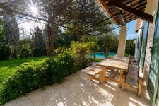 A Eyguières belle villa de plain pied de 150 m2, familiale et économe DPE AA, rénovée, 4 chambres + dépendance, terrain clos de 900m2 , piscine et garage.
