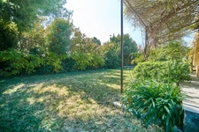 A Eyguières belle villa de plain pied de 150 m2, familiale et économe DPE AA, rénovée, 4 chambres + dépendance, terrain clos de 900m2 , piscine et garage.