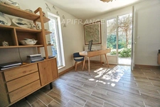 A Eyguières belle villa de plain pied de 150 m2, familiale et économe DPE AA, rénovée, 4 chambres + dépendance, terrain clos de 900m2 , piscine et garage.