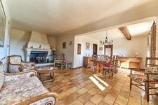 LASCOURS – MAISON FAMILIALE AVEC PISCINE, JARDIN EN RESTANQUES ET UNE VUE OMNIPRÉSENTE SUR LE GARLABAN