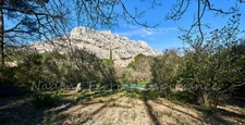 Exceptional view of Sainte-Victoire, large grounds and natural surroundings just minutes from Aix-en-Provence.