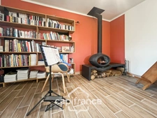 A Eyguières belle villa de plain pied de 150 m2, familiale et économe DPE AA, rénovée, 4 chambres + dépendance, terrain clos de 900m2 , piscine et garage.