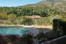 LASCOURS – FAMILY HOME WITH SWIMMING POOL, TERRACED GARDEN AND PANORAMIC VIEWS OF THE GARLABAN