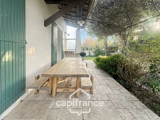 A Eyguières belle villa de plain pied de 150 m2, familiale et économe DPE AA, rénovée, 4 chambres + dépendance, terrain clos de 900m2 , piscine et garage.