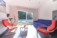 A Eyguières belle villa de plain pied de 150 m2, familiale et économe DPE AA, rénovée, 4 chambres + dépendance, terrain clos de 900m2 , piscine et garage.